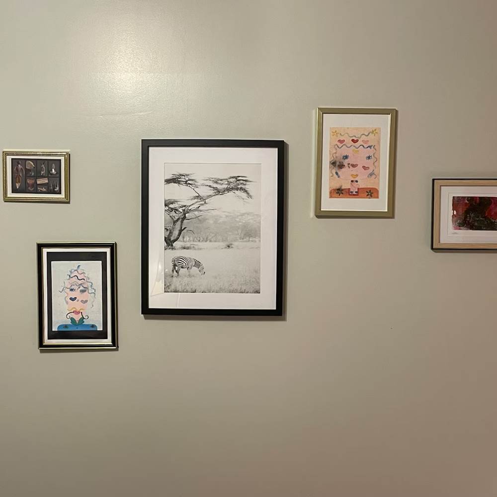 2ème étage : chambre 5, tableaux