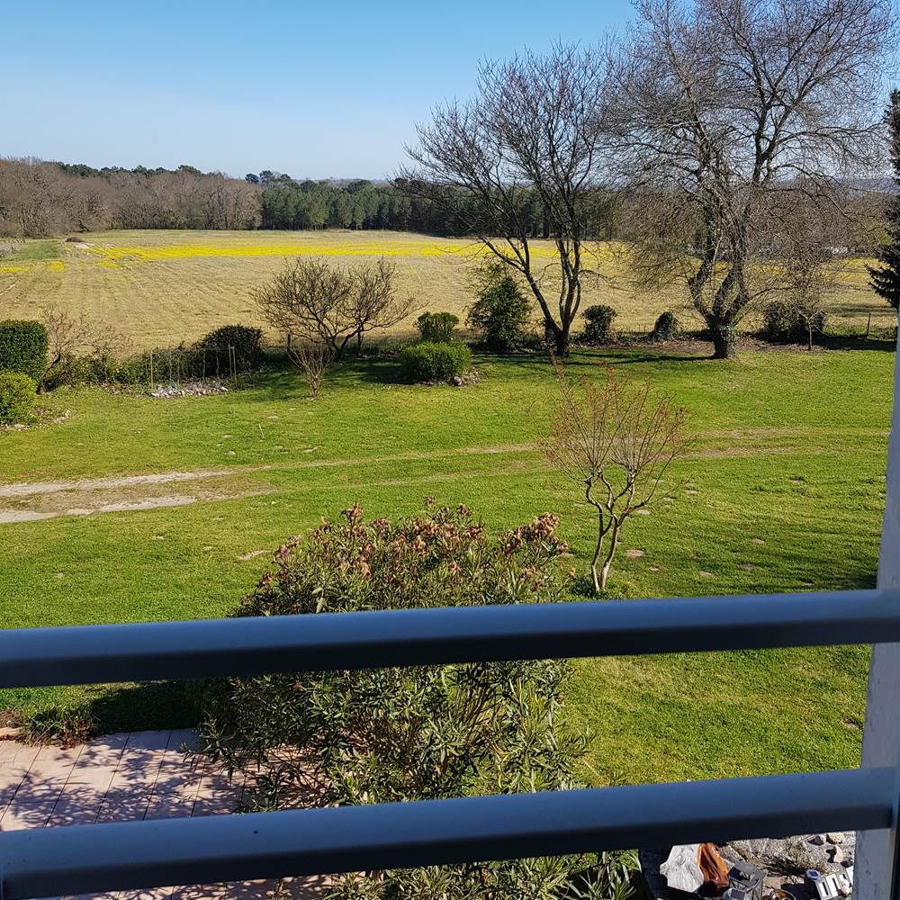 Vue sur les Pyrénées et la campagne de la cuisine-presta