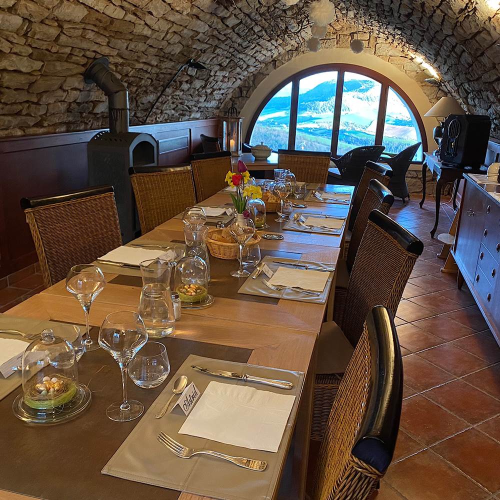 Salle voutée petits déjeuners et tables d'hôtes-gallery