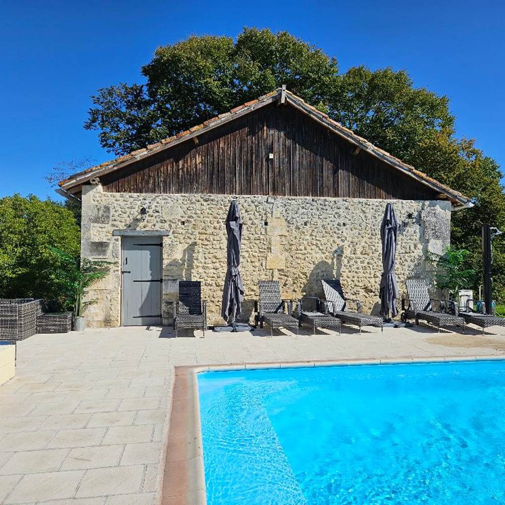 LB pool and changing room-presta