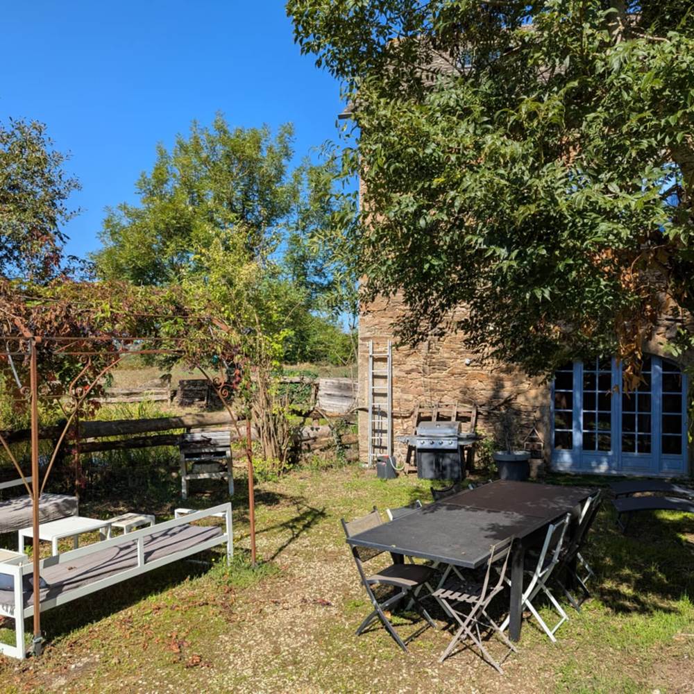 salon-jardin-exterieur-saisonnee-maison-hotes-detente-aveyron.jpg-gallery