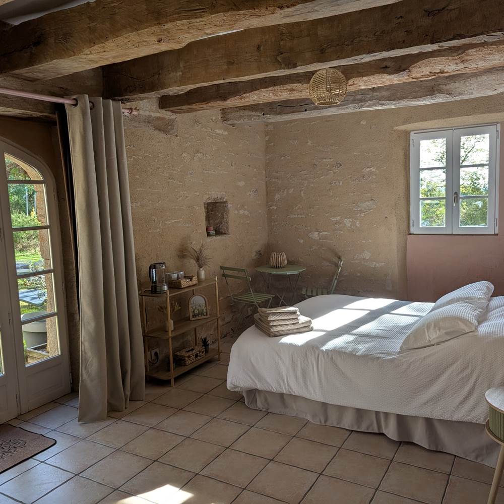 chambre-verdoyante-saisonnee-lit-double-mur-pierre-nature-centres-aveyron-presta
