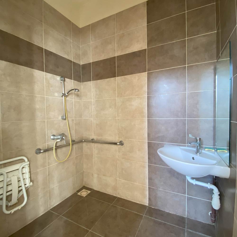 Chambre 4pers 11 Maison du Randonneur AuxR_M_la_rando douche