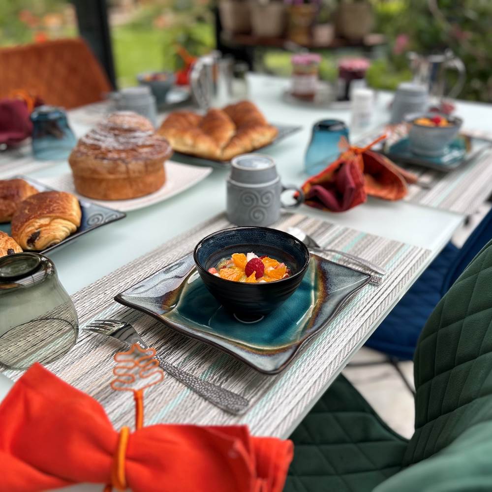 Petit déjeuner dans la véranda chez Les Suites Champenoises-gallery