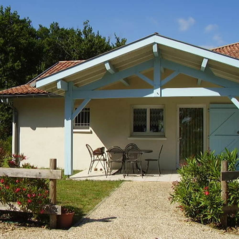 L'entrée du gîte et sa terrasse-presta