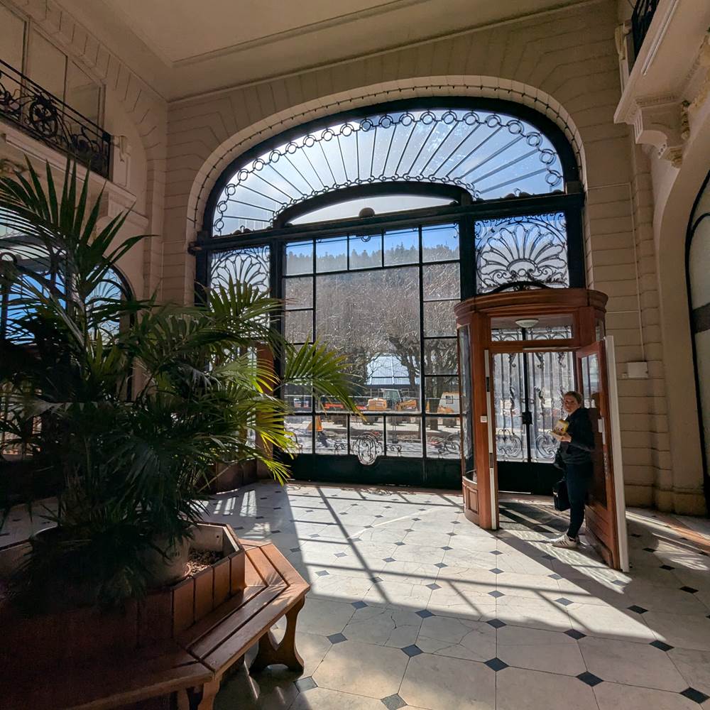 Entrée élégante – Accès sécurisé, immeuble calme et entretenu, en centre-ville et face aux Thermes du Mont-Dore.-gallery