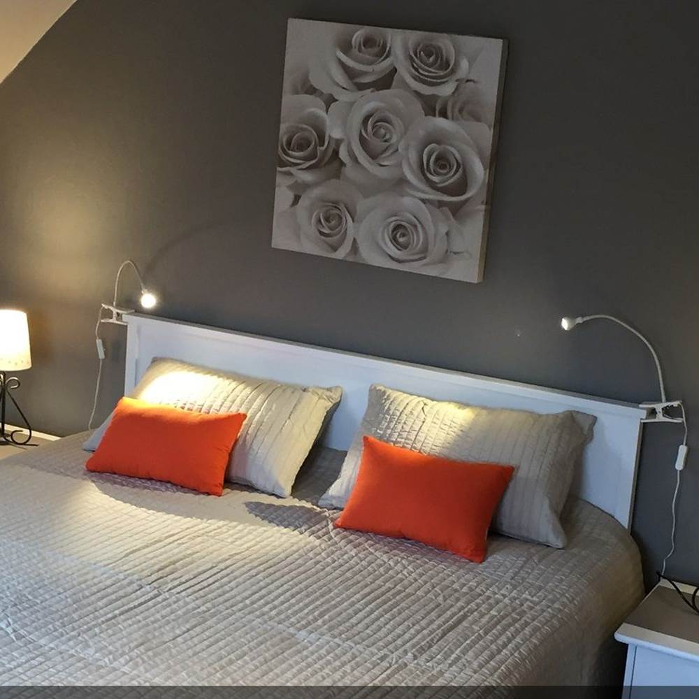 Chambre double, évier, fauteuil-gallery