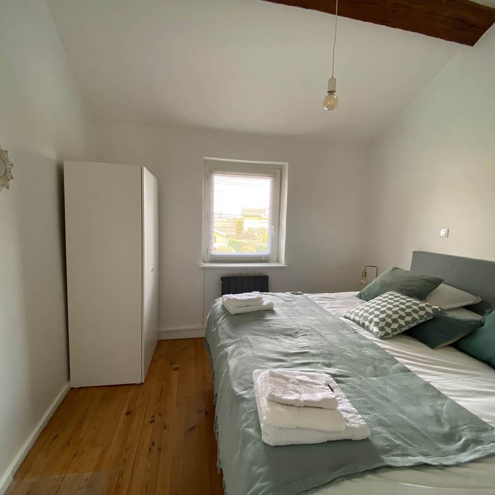 La maison de vacances pour 6 personnes proche de Lyon (ici la chambre "Céladon" avec lit king size 180 ou 2 lits simples 90 ou 2 lits simples 90 et 1 lit simple 80)-gallery