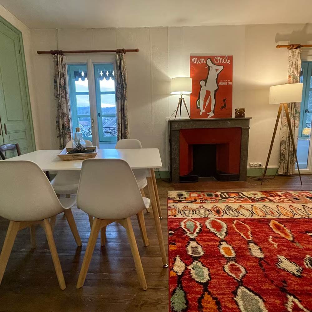 2ème étage : chambre 6 : grande chambre, table et cheminée
