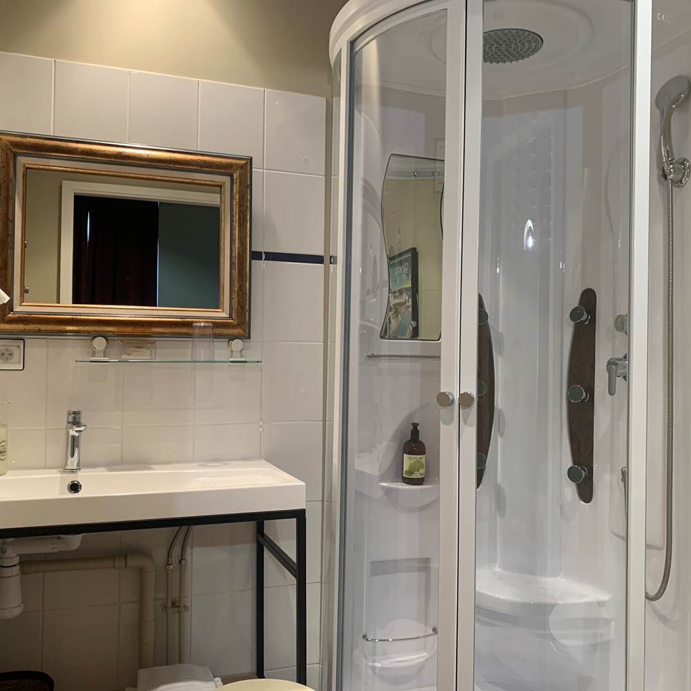 salle de bain de la chambre confort + au Vintage *** Quimperle-presta