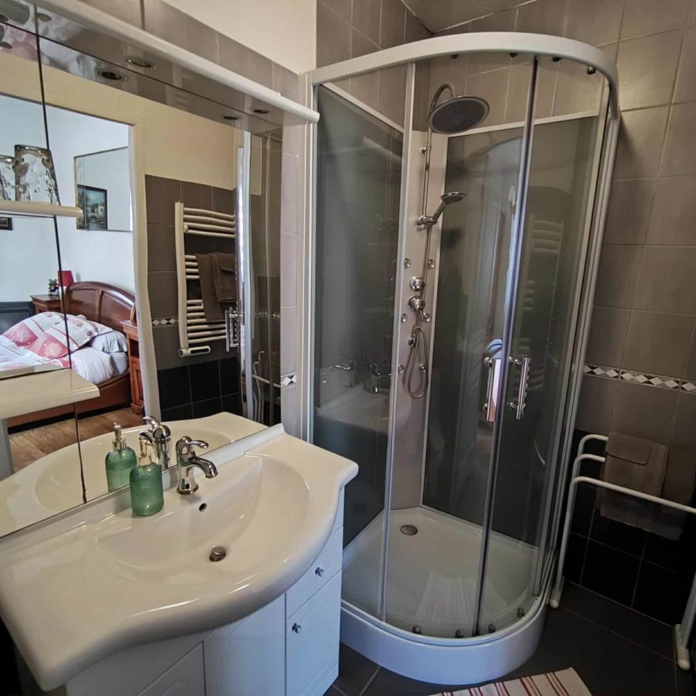 f2bc2370-7ec4-4589-93e2-a55b88c29d2f-gallery