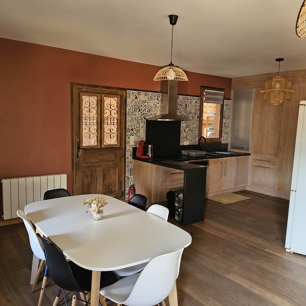 piece-de-vie-gite-boise-aveyron-cuisine-salle-a-manger.jpg-presta