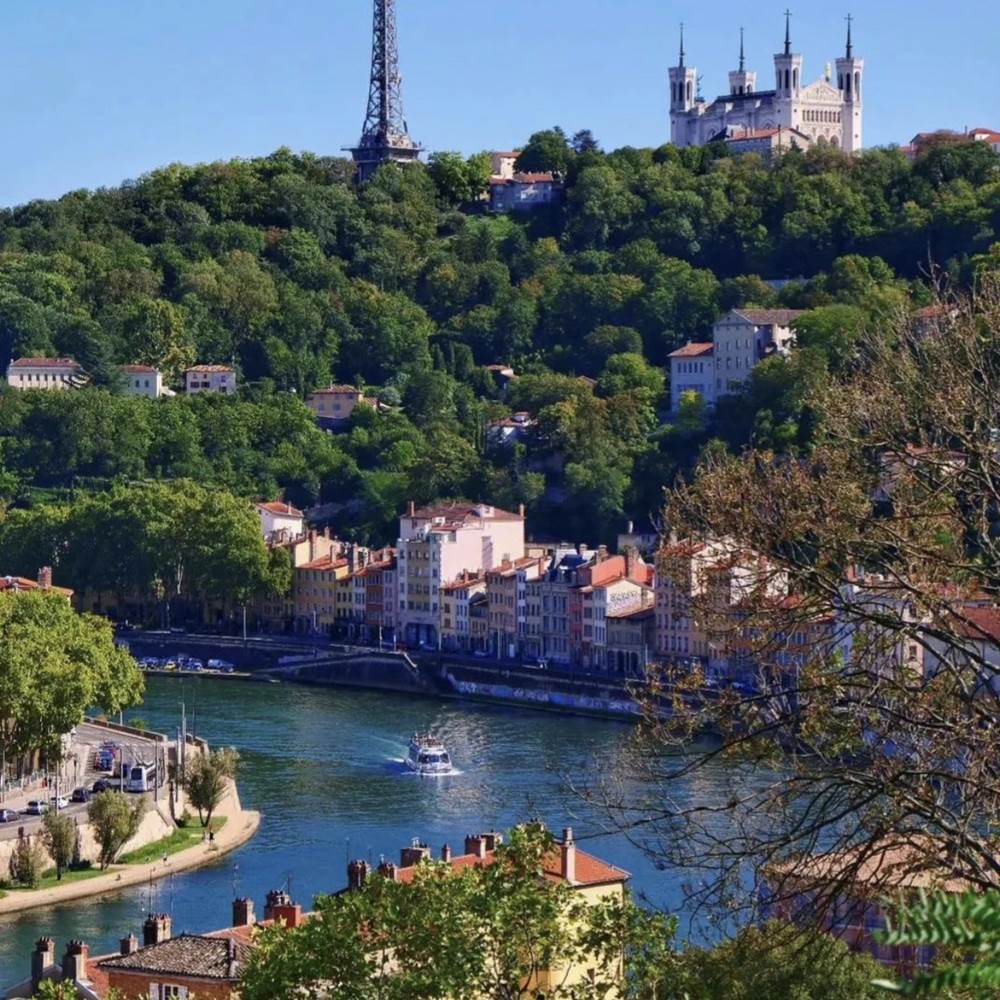 Avec le gîte "La Petite Maison" (6 personnes) proche de Lyon, profitez des croisières fluviales sur la Saône et le Rhône !-gallery