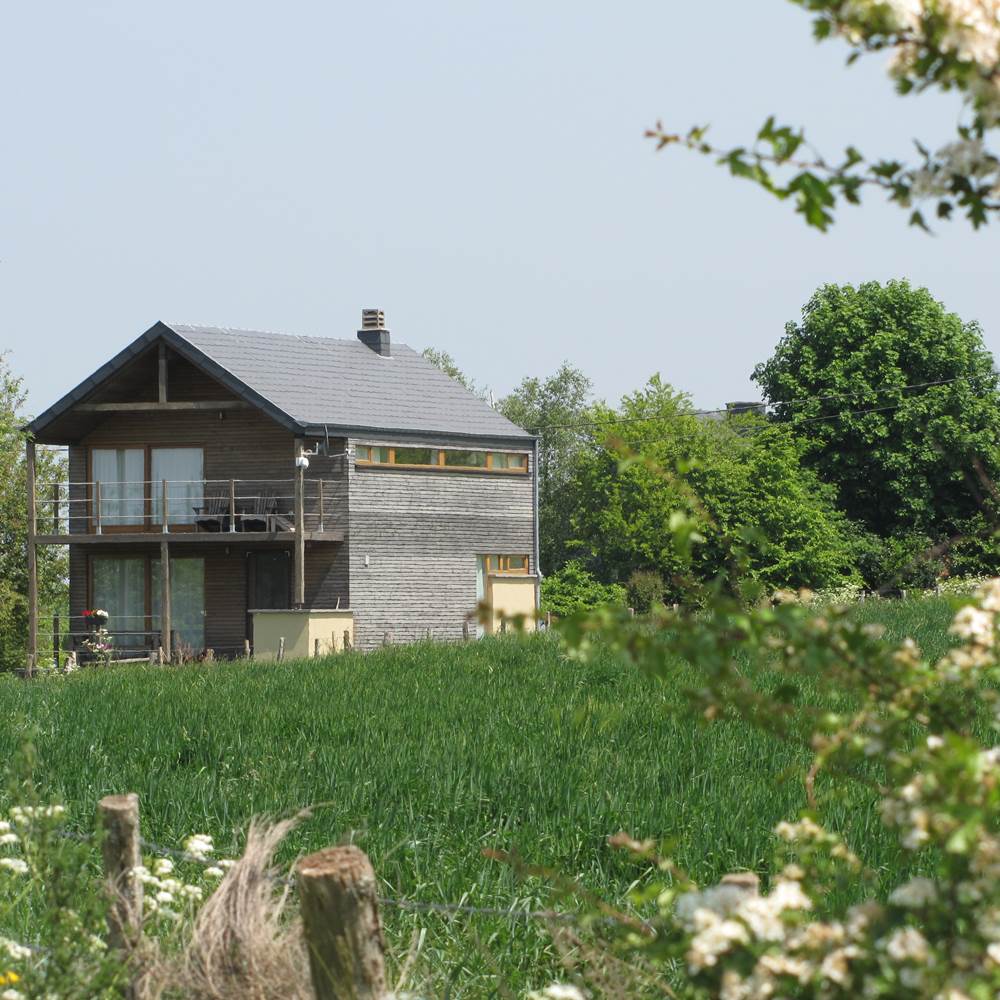 Maison arrière vue de loin du jardin-presta