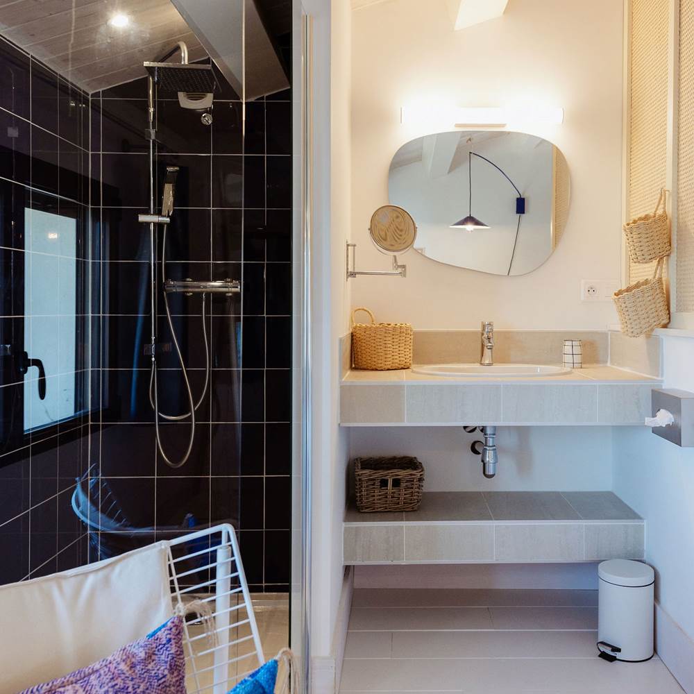 Le Chai Roudoudou, salle d'eau avec douche à l'italienne et simple vasque-gallery