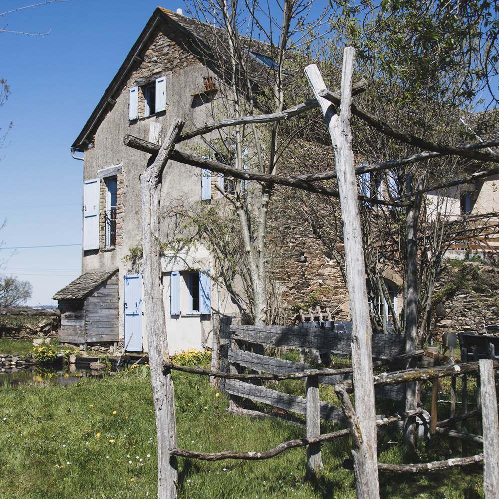 gite-maison-hotes-aveyron-jardin-rustique-presta