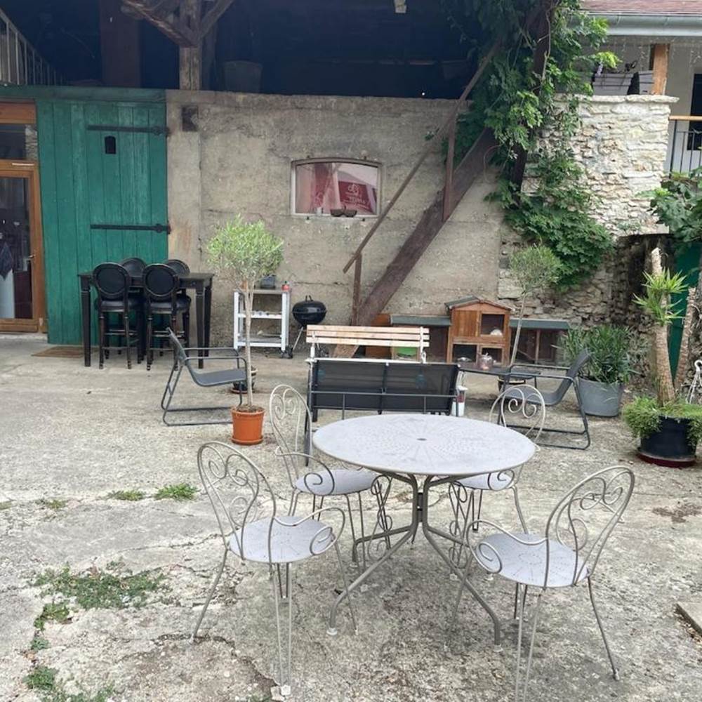 Extérieur aménagé devant studio