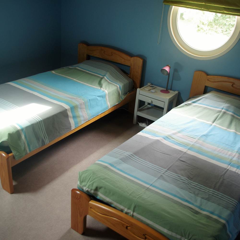 lits individuels : chambre à l'étage-presta