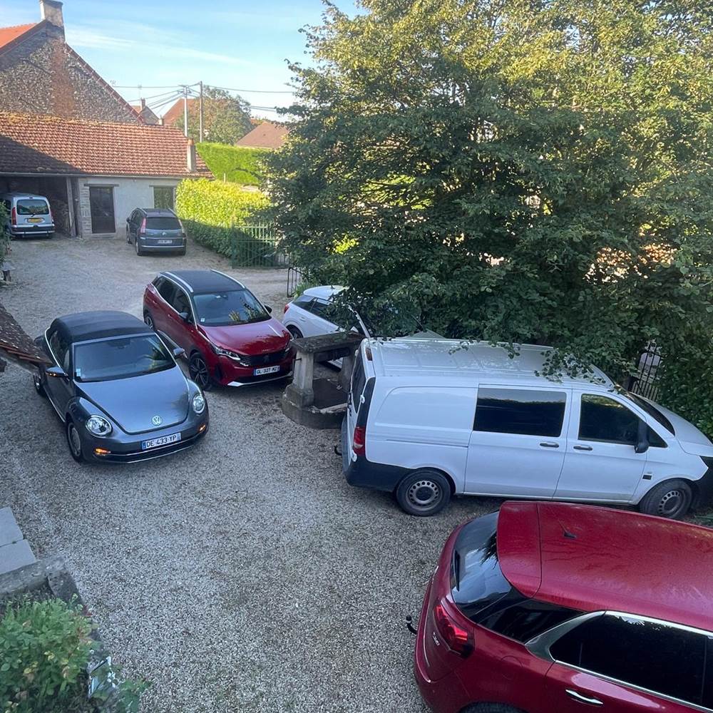 parking privé dans la cour avant-gallery