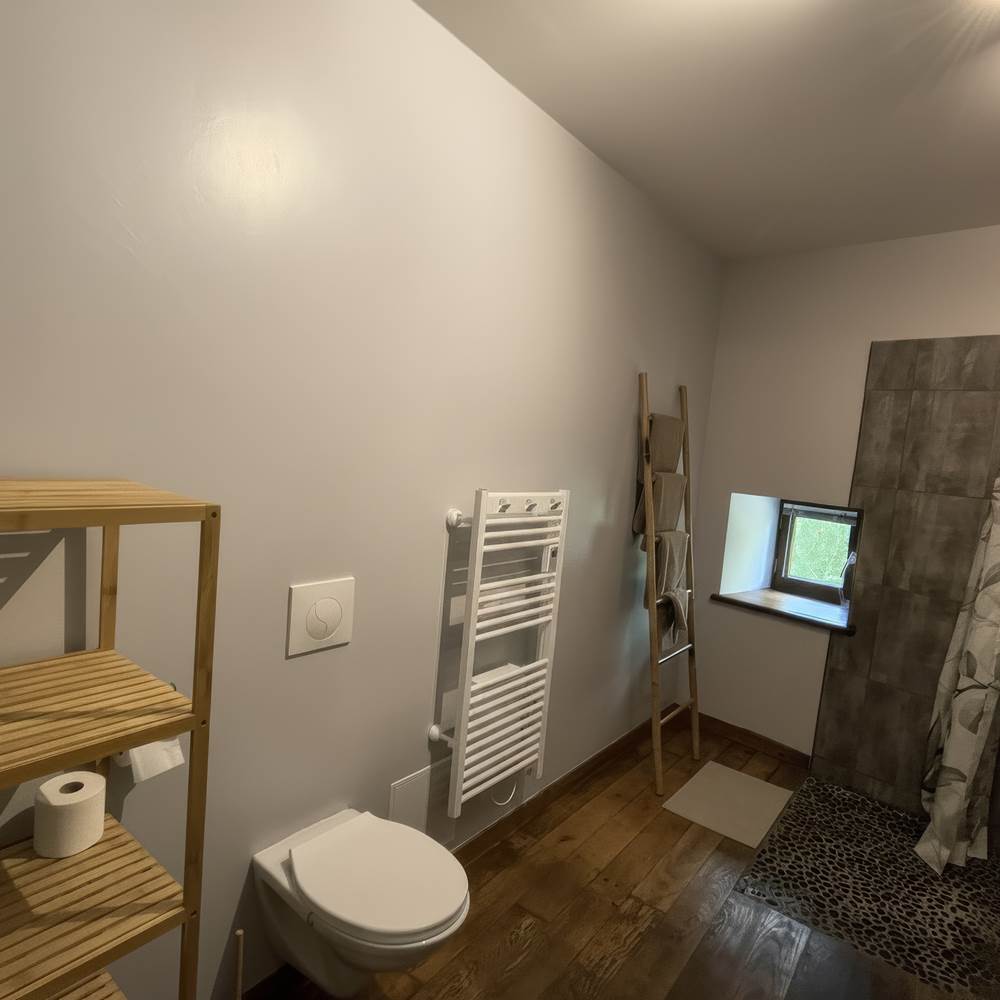salle-de-bain-gite-aveyron-wc-douche.jpg-presta