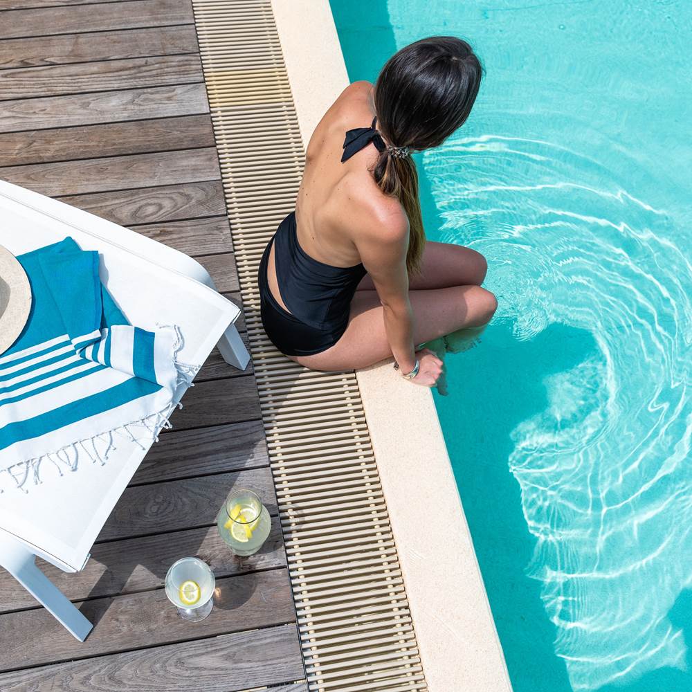 Pause détente au bord de la piscine.-presta