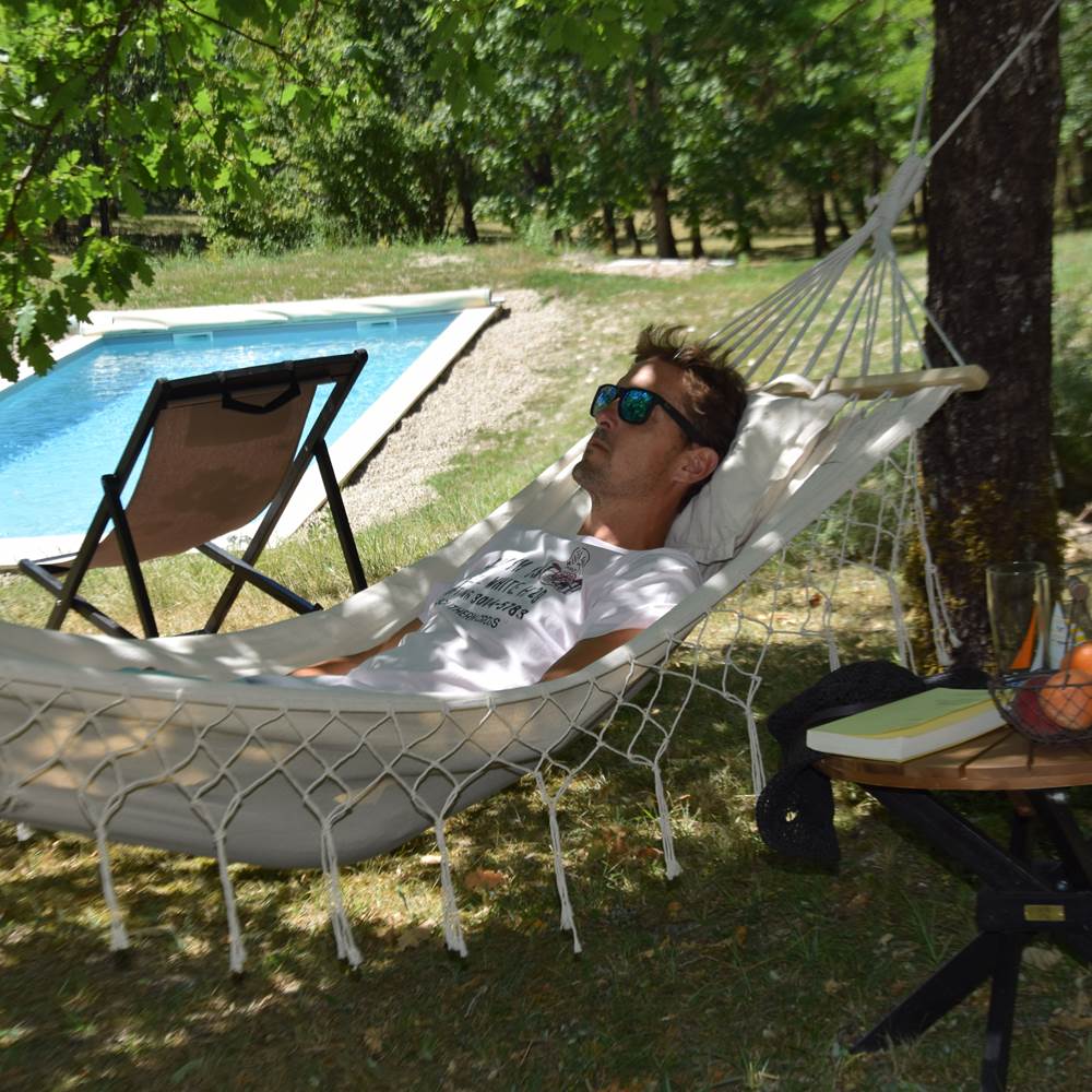 Détente et lecture dans le hamac, maison d'hôtes dans le Lot-presta