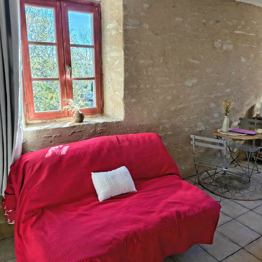 canape-rouge-chambre-champetre-gite-saisonnee-centres-aveyron-presta