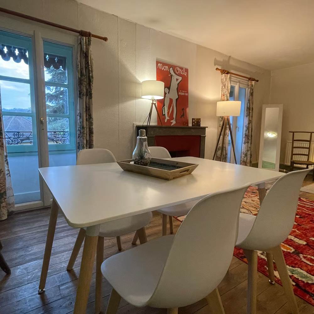 2ème étage : chambre 6 : grande chambre, table
