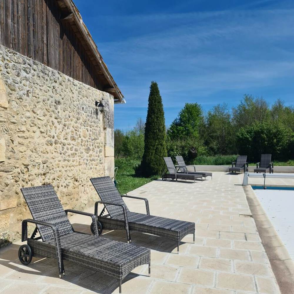 Loungers on pool terrace-presta