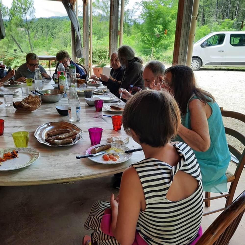 Repas sur la terrasse Handgit-gallery