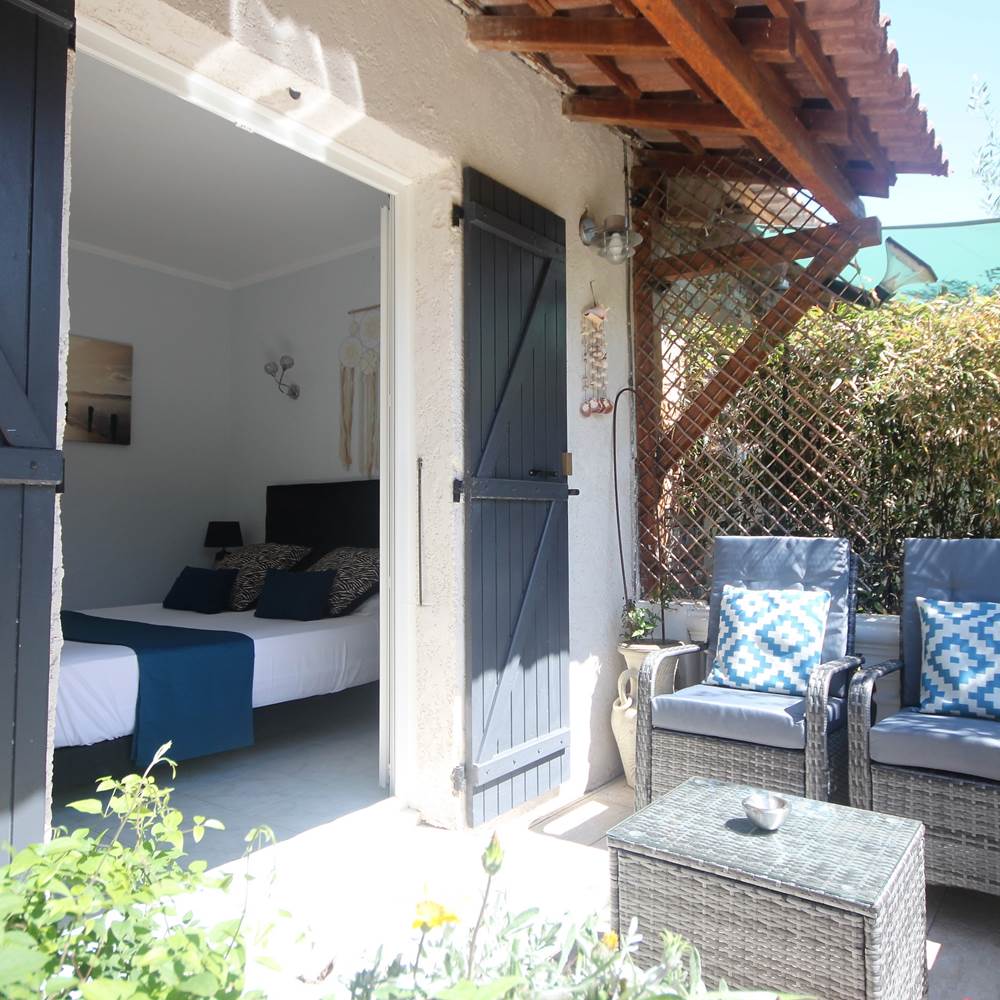 Terrasse côté jardin de l' appartement Lotu-presta