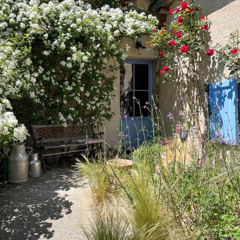 entree-maison-hotes-saisonnee-bienvenue-chambres-gites-aveyron.jpg-gallery