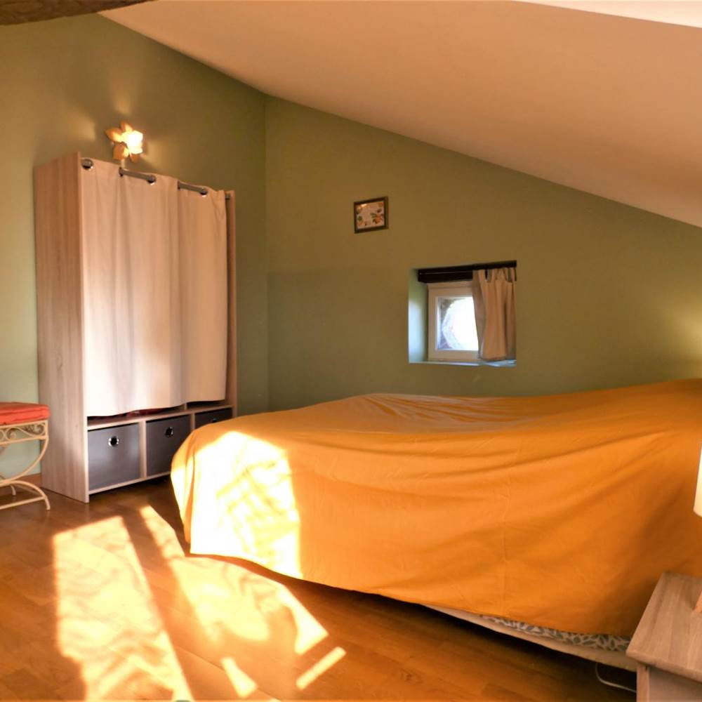 Chambre avec penderie + table / bureau-presta