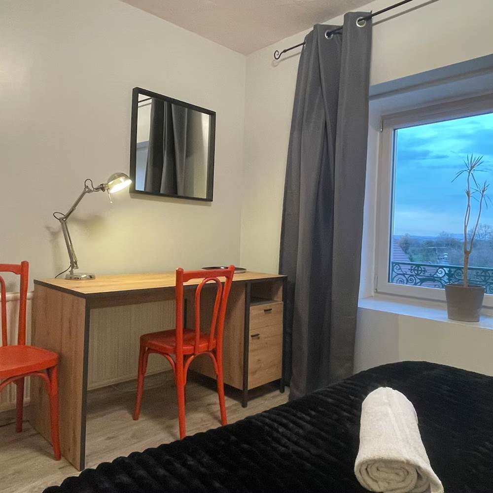  2ème étage : chambre 4, bureau et fenêtre