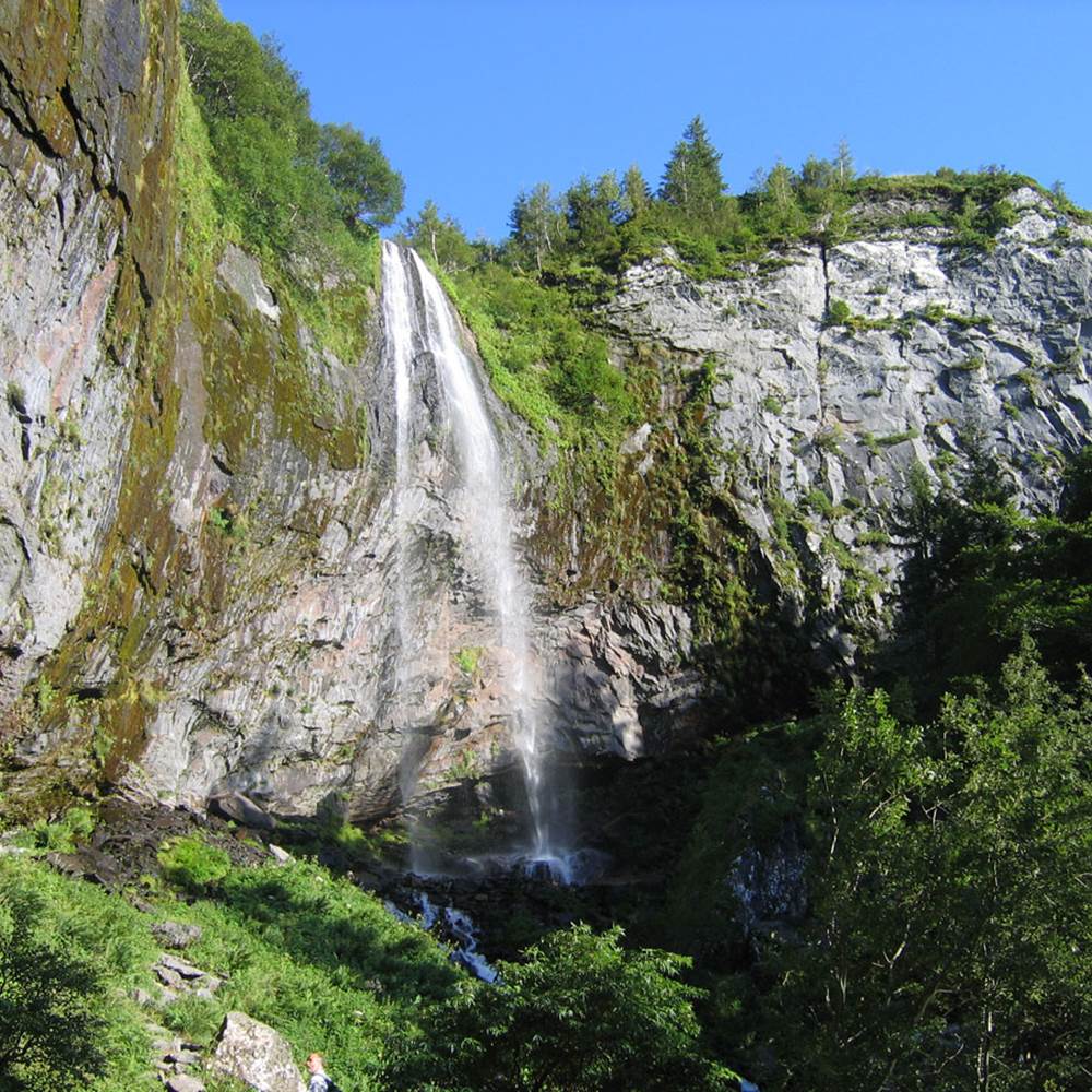Grande Cascade du Mont-Dore – Randonnée nature à proximité, idéale pour amateurs de paysages et d’air pur.-gallery