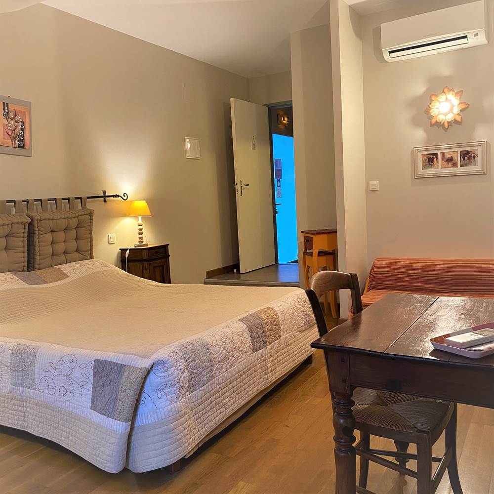 Chambre Albizias avec bureau , Salle d'eau et WC privatifs - Wifi-presta