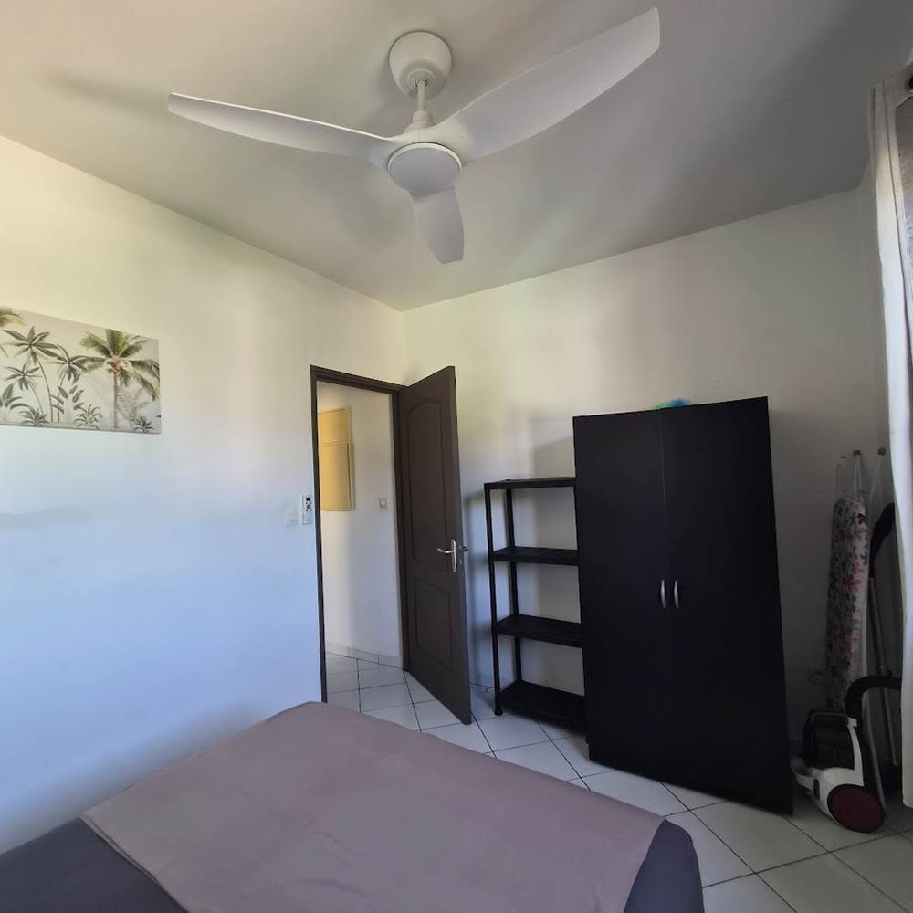 T2 Le Frangipanier chambre, armoire, étagère, climatiseur
