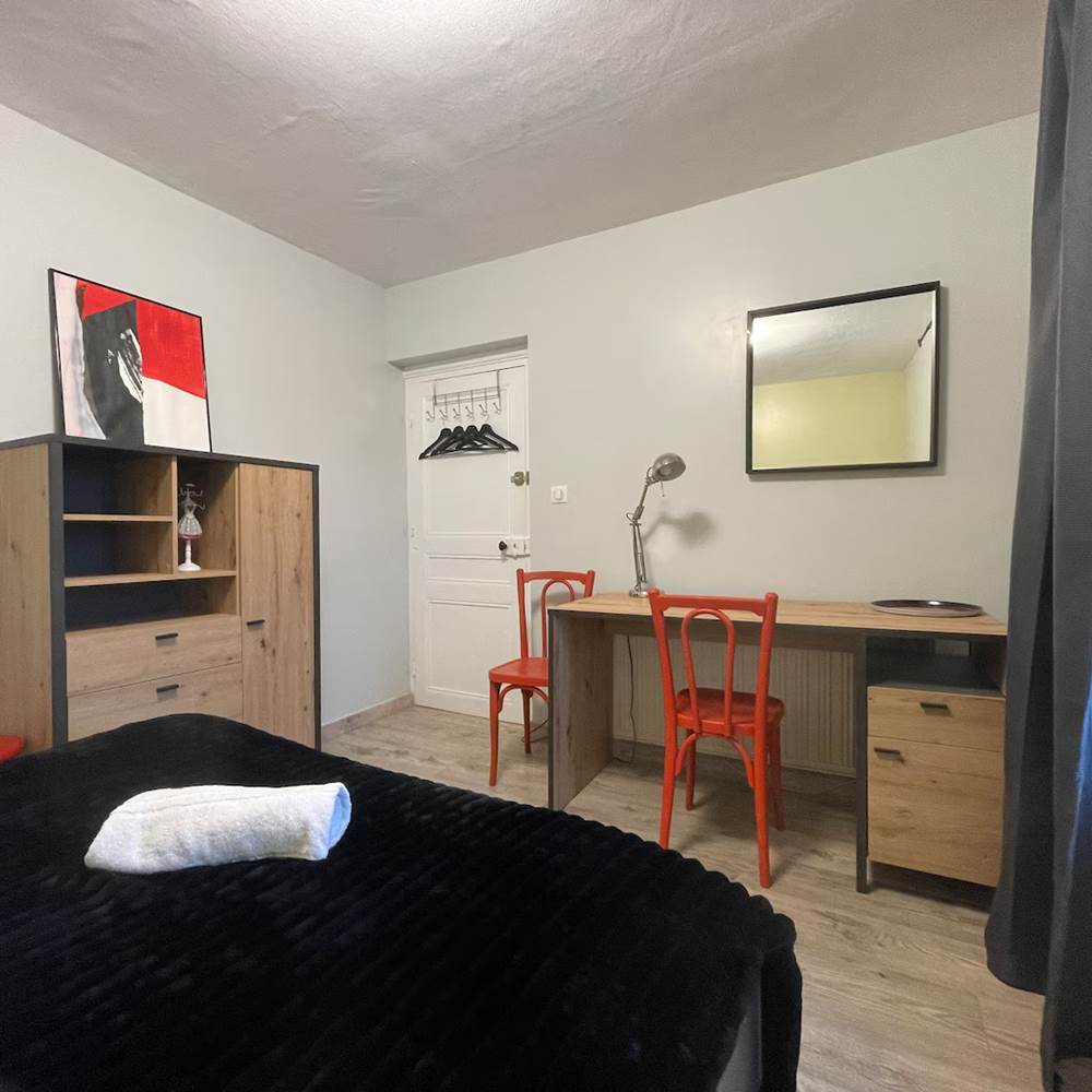  2ème étage : chambre 4, lit et bureau