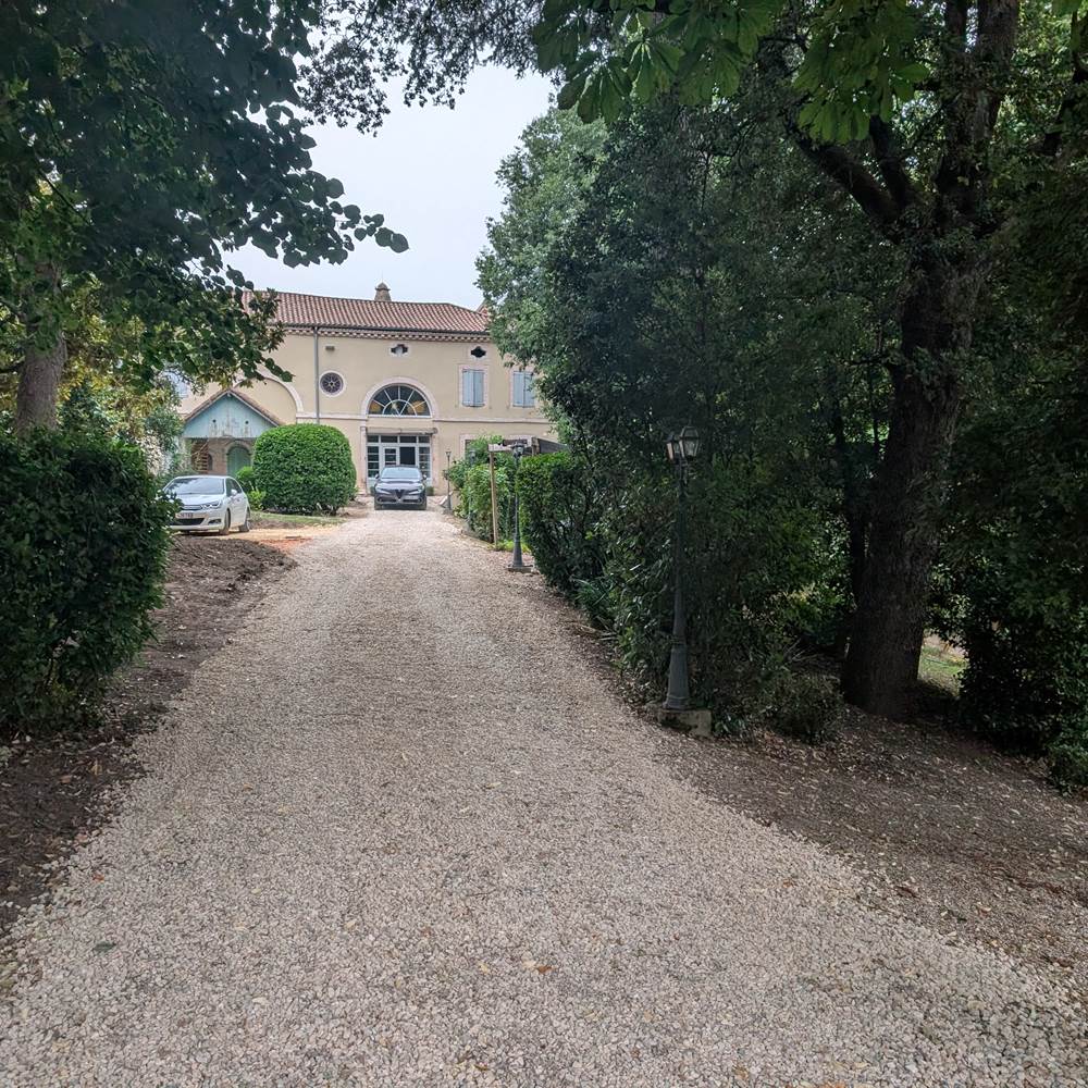 L'allée menant à la Maison Chambre d'Hôte-presta