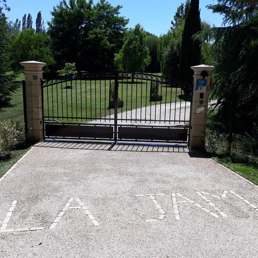 Entrée du domaine vue de la route-gallery