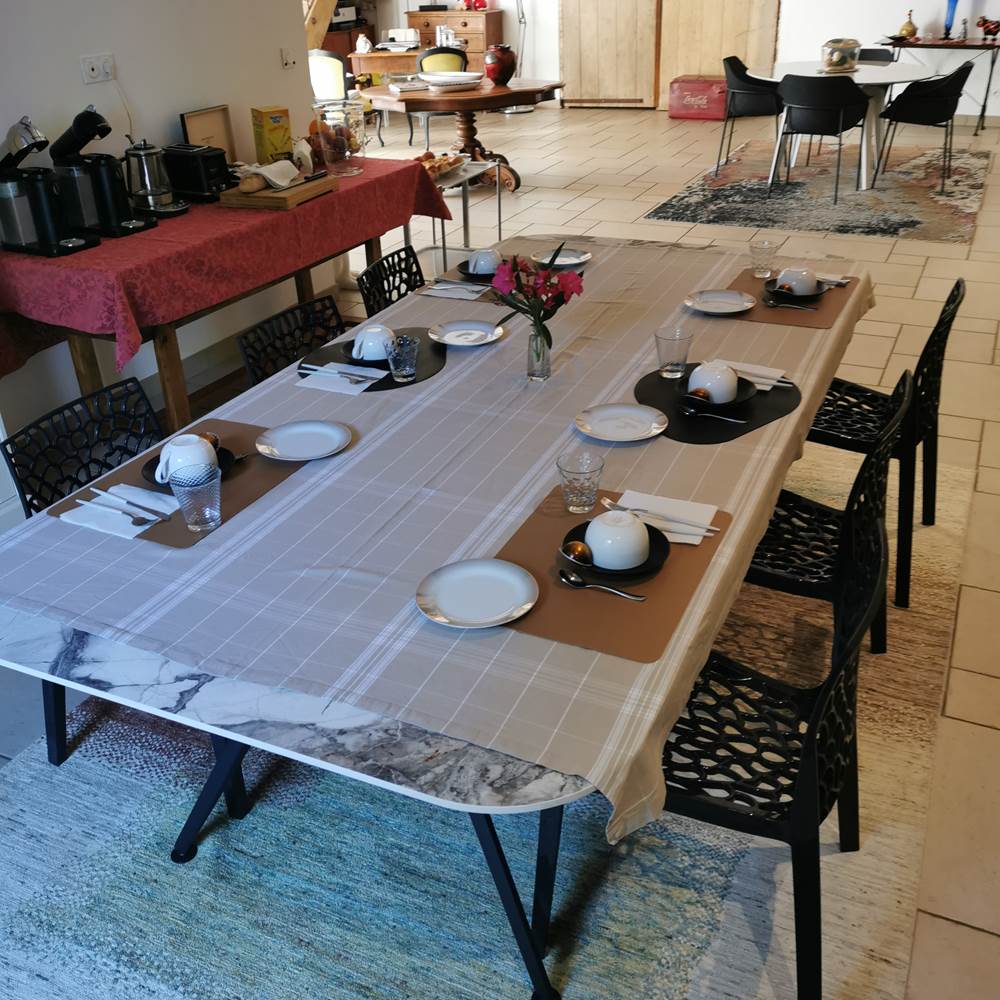Grande table petit déjeuner intérieur-presta