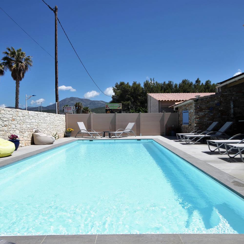 vue sur la piscine chauffée de la residence Appart Bleu Azur Saint Florent en Corse-presta