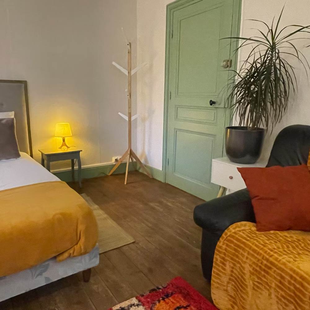 2ème étage : chambre 6 : grande chambre, entrée