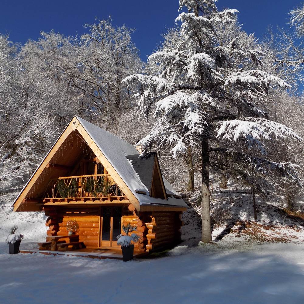 Le chalet avec la neige-presta