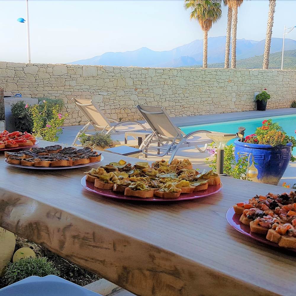 Appart Bleu Azur Saint Florent en Corse assiettes pour l'apéritif vue sur la piscine chauffée-presta