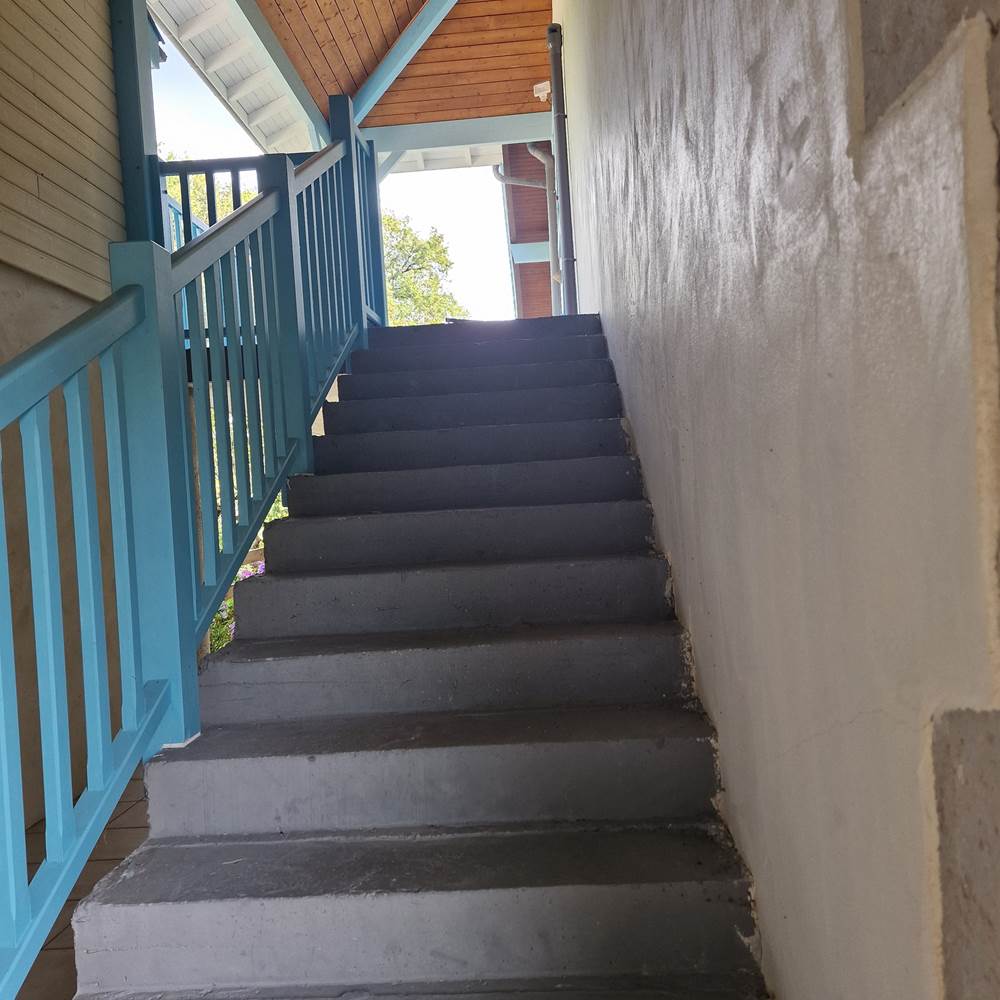 Escaliers très larges et petites marches,  très faciles à monter.  Les gens, Curistes ou non, n'ont aucun souci-presta