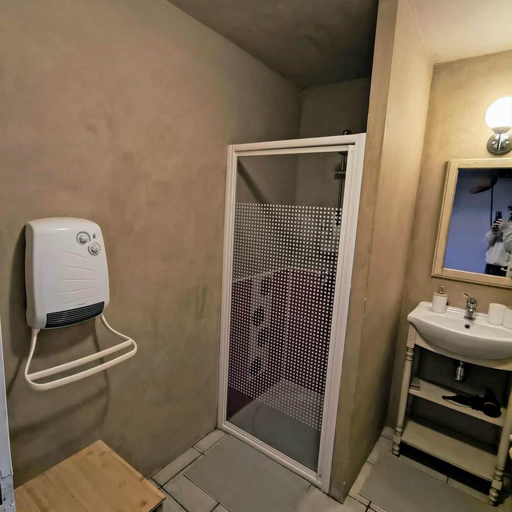 salle-bain-chambre-champetre-douche-privee-gite-centres-aveyron-saisonnee-presta
