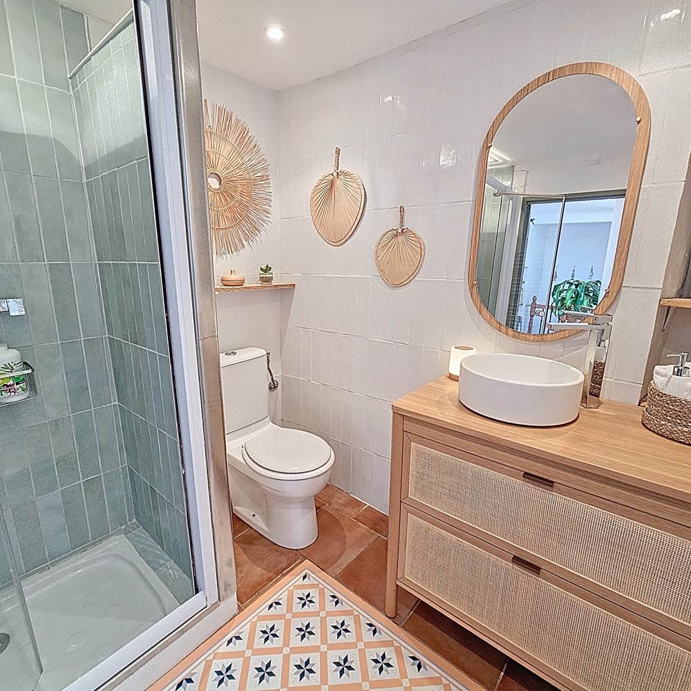 Ambiance douce et apaisante, avec des teintes verts d’eau, de bois clair et des touche de rotin, pour un esprit naturel et relaxant-presta