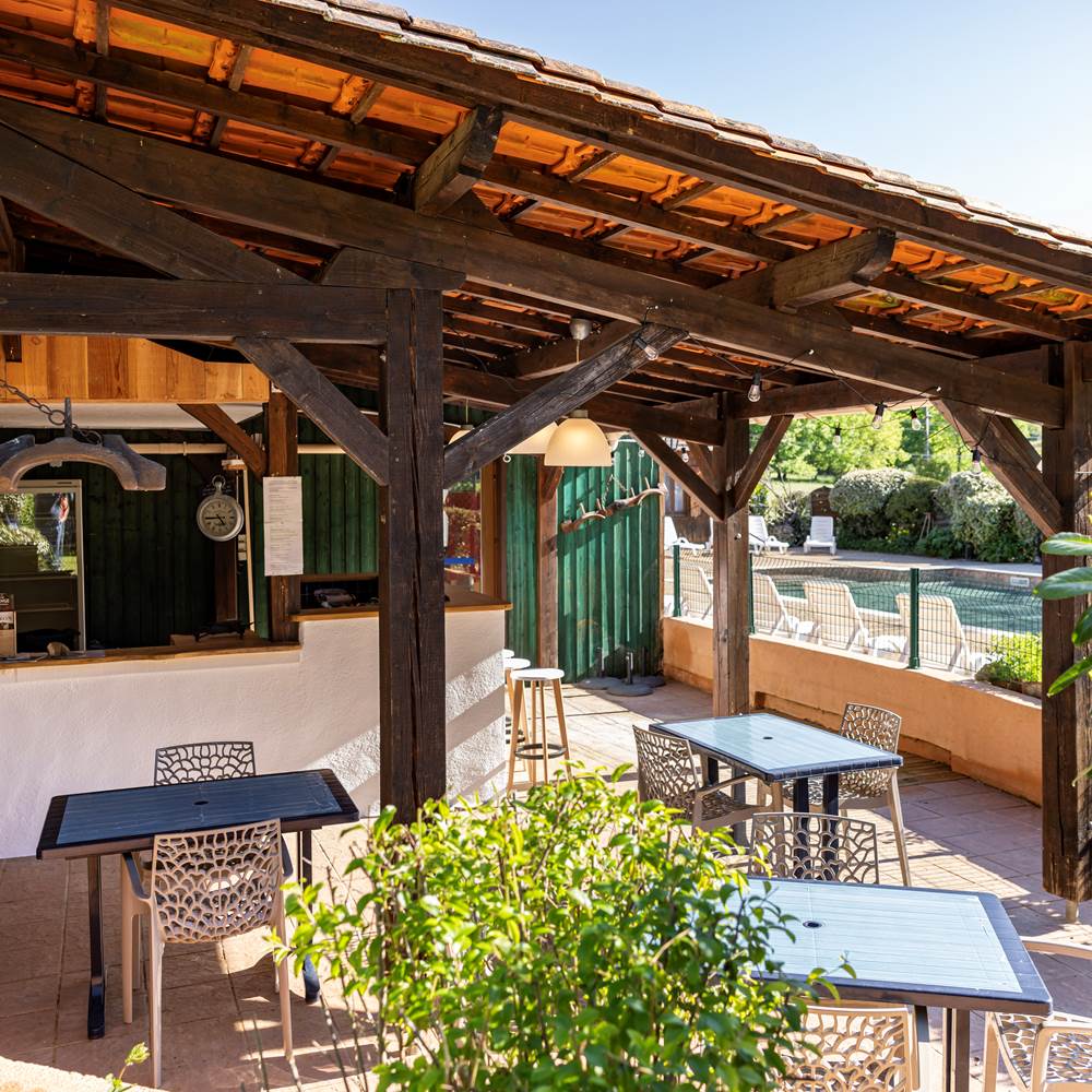 Terrasse et bar près de la piscine-presta