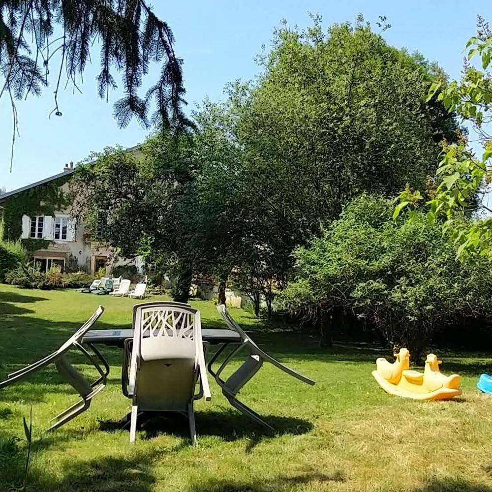 Façade principale avec lierre et parking gratuit à Oyonnax- Bellignat. Vue du bas du parc-gallery